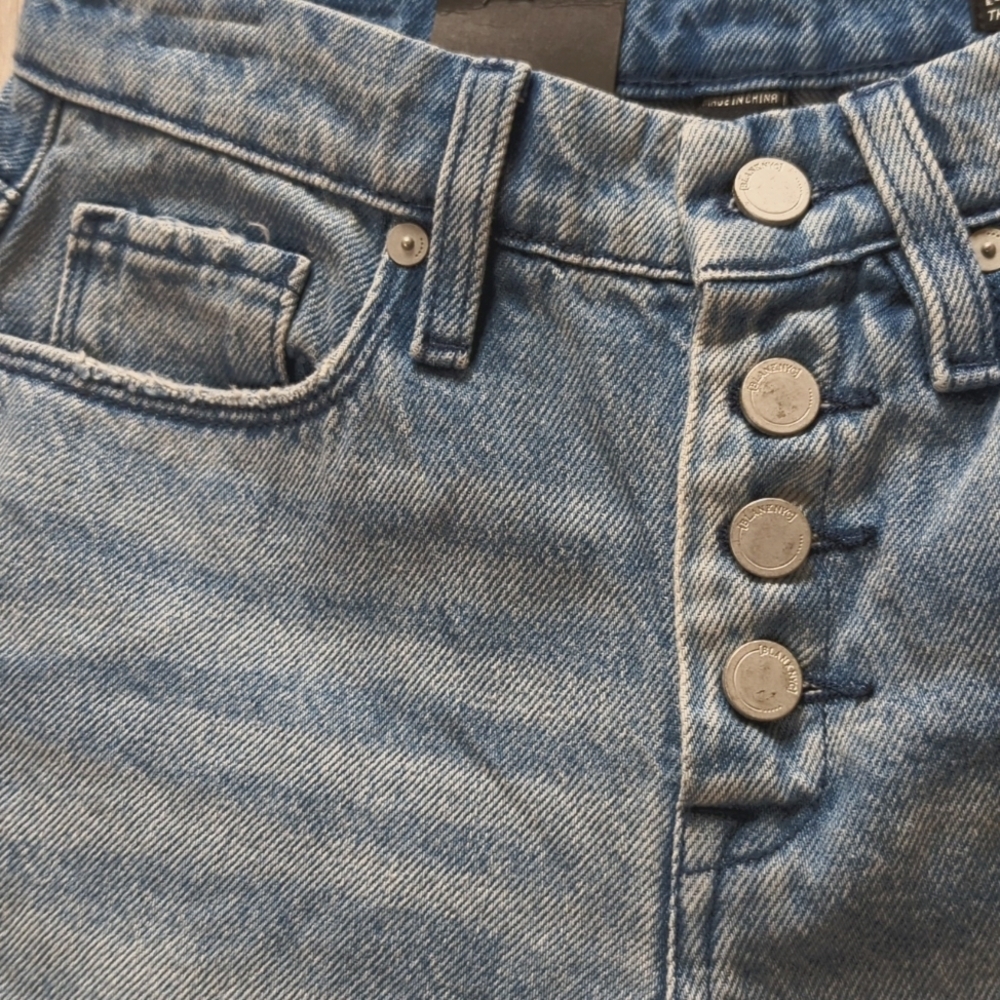 Blank NYC The Warren Distressed Raw Hem Medium Wash Shorts NWT Size 24/0 - Picture 3 of 7